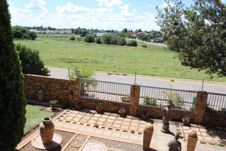 6 Bedroom Property for Sale in Van Der Hoff Park North West